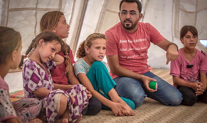 11-årige Saja (i midten) er en av i alt 1300 barn, som bruker de barnevennlige sonene i byen Khanaqeen i det østlige Irak. Foto: CJ Clarke / Red Barnet