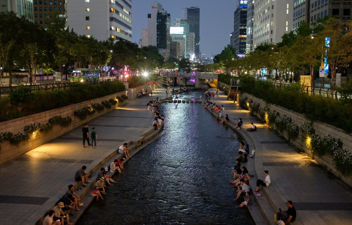 Cheonggyecheon-elven går i gjennom Seuol i Sør-Korea. Tidligere var den gjemt under betong. Foto: CC BY-NC 2.0 ep_jhu / Flickr
