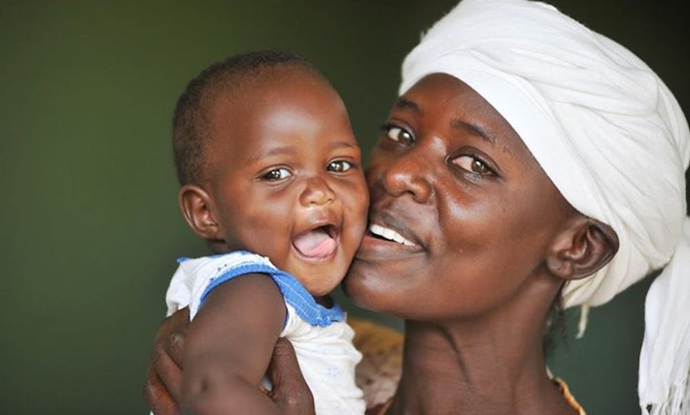 På globalt plan har overførsel med hiv fra mor til barn falt med 50 prosent. Foto: Riccardo Gangale/USAID Kenya
