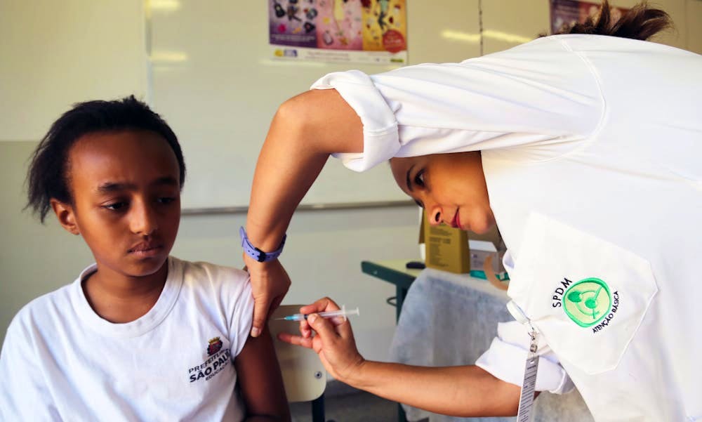 En jente i São Paulo får HPV-vaksinen under en stor brasiliansk vaksinasjonskampanje. Foto: Pan American Health Organization PAHO CCBY