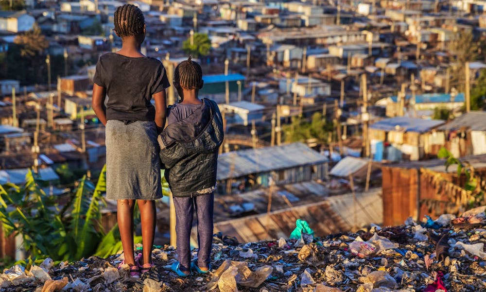 To kenyanske jenter ser utover Kibera i Kenya, som er verdens tredje største slumområde.
