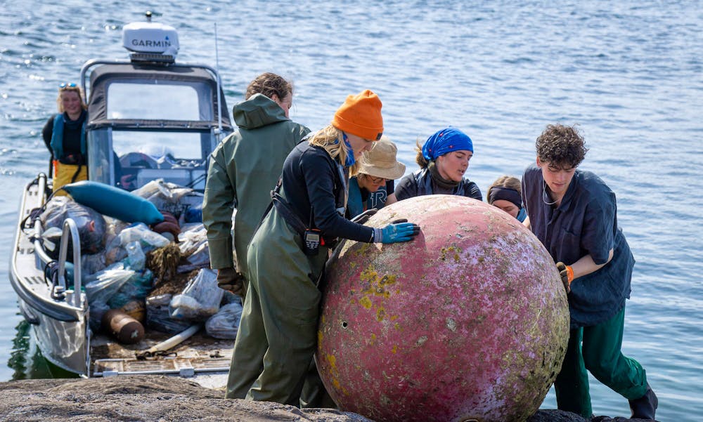 Frivillige jobber hardt for å rydde kysten.